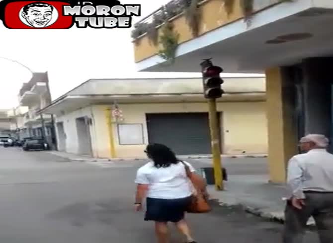 Video :A pedestrian waits for the signal to turn green again while posing as a driver